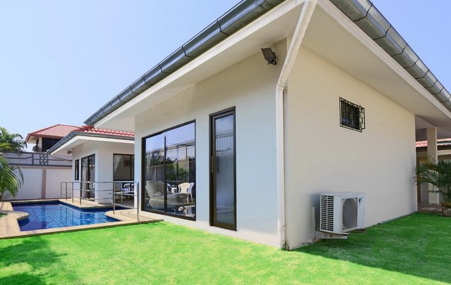 House for sale Pratumnak Hill Pattaya showing the house and garden House for sale Pratumnak Hill Pattaya showing the house and garden