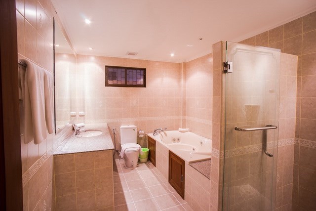 House for sale Pratumnak Hill Pattaya showing the master bathroom House for sale Pratumnak Hill Pattaya showing the master bathroom