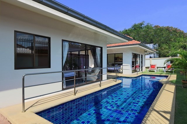 House for sale Pratumnak Hill Pattaya showing the pool and terraces House for sale Pratumnak Hill Pattaya showing the pool and terraces