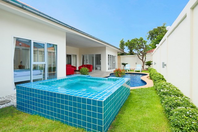 House for sale Pratumnak Pattaya showing the pool jacuzzi House for sale Pratumnak Pattaya showing the pool jacuzzi