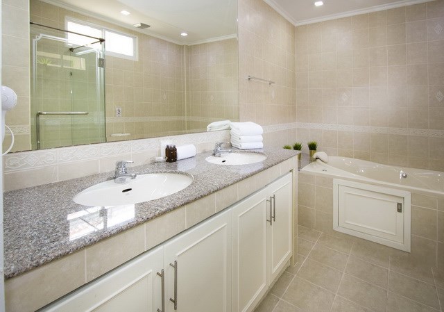 House for sale Pratumnak Pattaya showing the master bathroom House for sale Pratumnak Pattaya showing the master bathroom