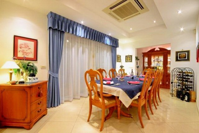 House for sale Siam Royal View Pattaya showing the dining room House for sale Siam Royal View Pattaya showing the dining room