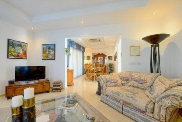 House for sale Siam Royal View Pattaya showing the living and dining areas House for sale Siam Royal View Pattaya showing the living and dining areas