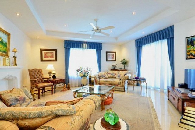 House for sale Siam Royal View Pattaya showing the living area House for sale Siam Royal View Pattaya showing the living area