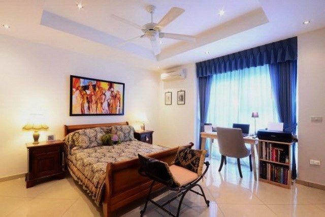 House for sale Siam Royal View Pattaya showing the master bedroom and office area House for sale Siam Royal View Pattaya showing the master bedroom and office area