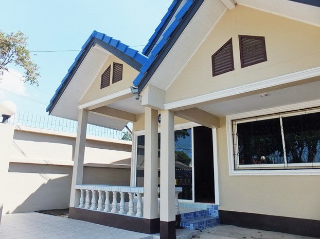 House for sale WongAmat Pattaya showing the covered terrace 