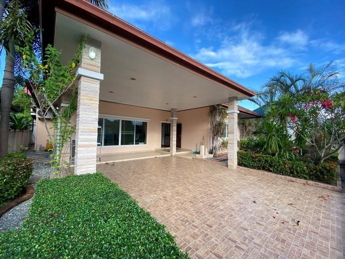 House for sale East Pattaya showing the carport House for sale East Pattaya showing the carport