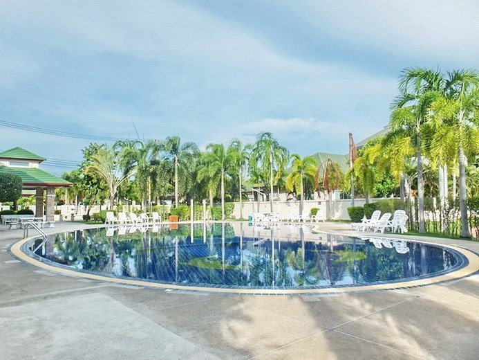 House for sale East Pattaya showing the communal pool House for sale East Pattaya showing the communal pool