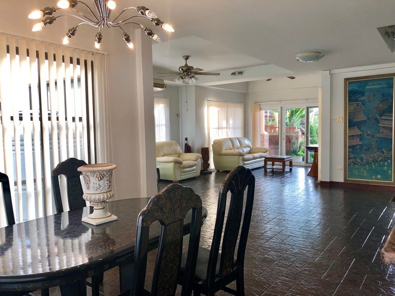 House for sale East Pattaya showing the dining and living areas House for sale East Pattaya showing the dining and living areas