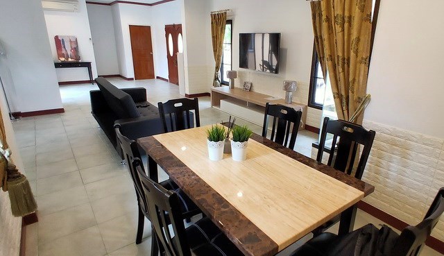 House for sale East Pattaya showing the dining and living areas 