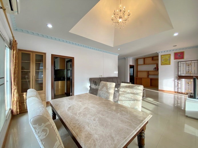 House for sale East Pattaya showing the dining area House for sale East Pattaya showing the dining area