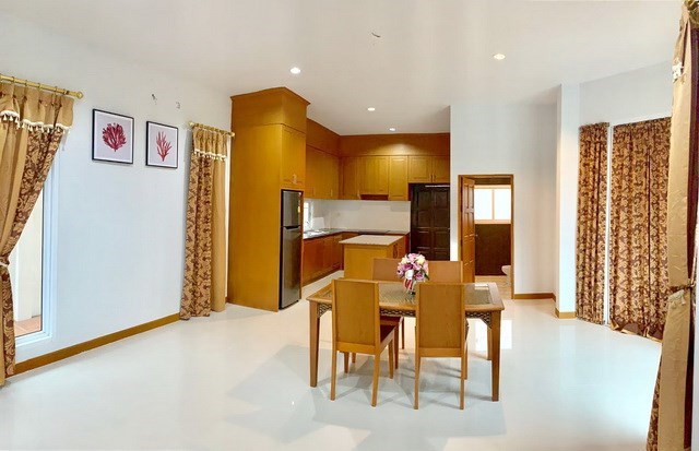 House for sale East Pattaya showing the dining, kitchen and fourth bathroom House for sale East Pattaya showing the dining, kitchen and fourth bathroom