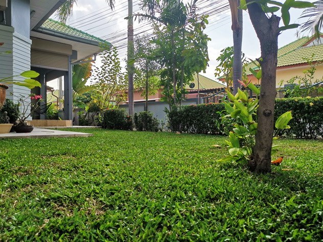 House for sale East Pattaya showing the garden