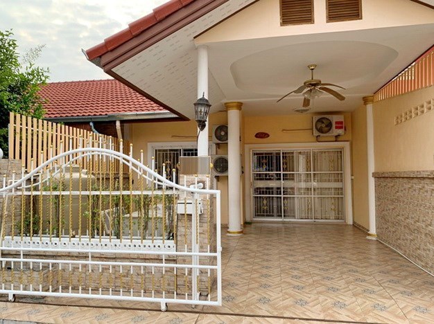 House for Sale East Pattaya showing the house and carport House for Sale East Pattaya showing the house and carport