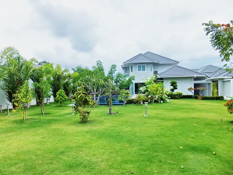 House for Sale East Pattaya showing the large garden 
