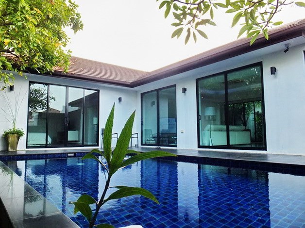 House for sale East Pattaya showing the house and pool