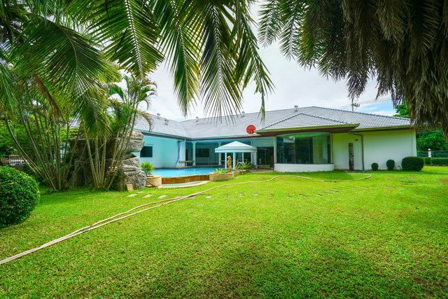 House for rent East Pattaya showing the house and garden House for rent East Pattaya showing the house and garden