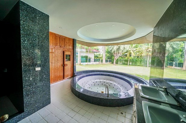 House for rent East Pattaya showing the Jacuzzi and sauna House for rent East Pattaya showing the Jacuzzi and sauna