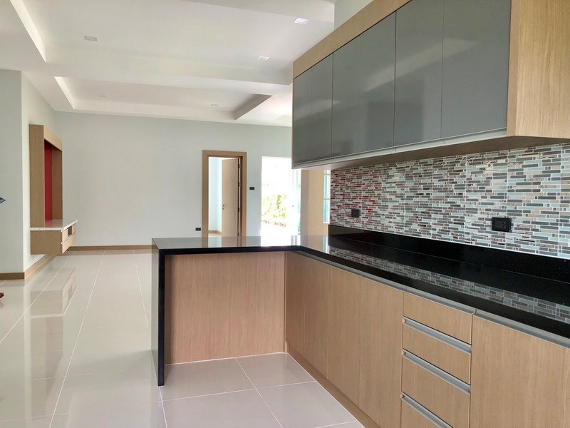 House for sale East Pattaya showing the kitchen and living areas House for sale East Pattaya showing the kitchen and living areas