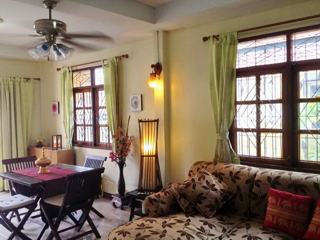 House For Sale East Pattaya showing the living and dining areas House For Sale East Pattaya showing the living and dining areas