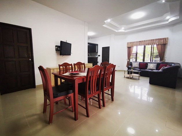 House for sale East Pattaya showing the living and dining areas 