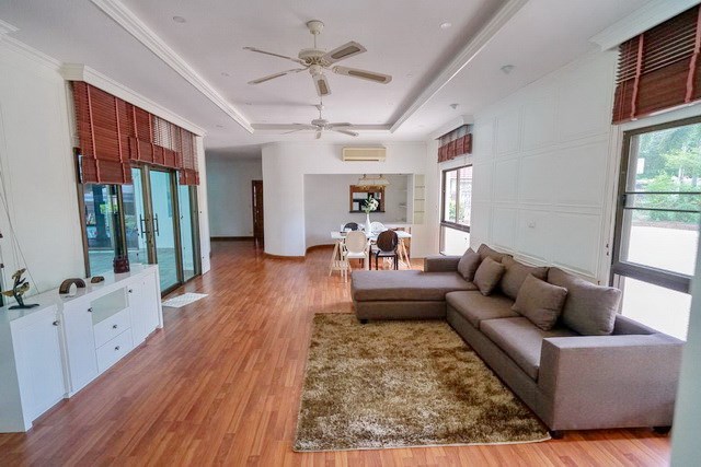 House for rent East Pattaya showing the living room House for rent East Pattaya showing the living room