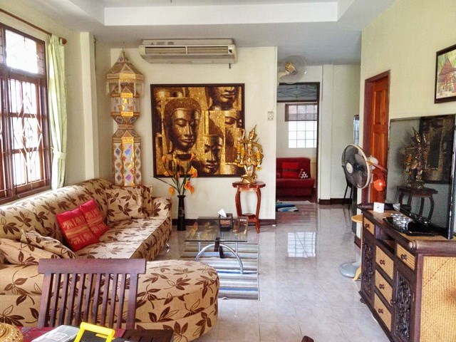 House For Sale East Pattaya showing the living room House For Sale East Pattaya showing the living room