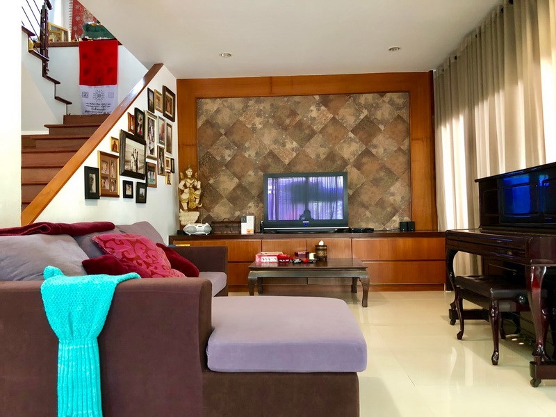 House for sale East Pattaya showing the living room 