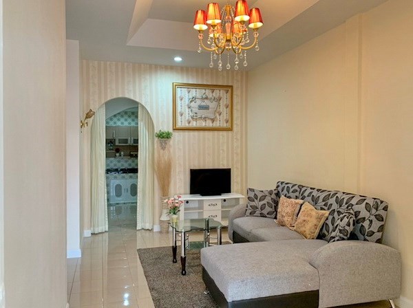 House for Sale East Pattaya showing the living room House for Sale East Pattaya showing the living room