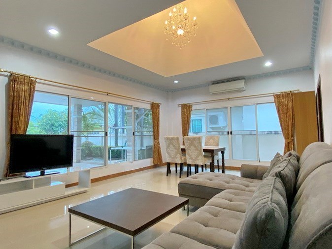 House for sale East Pattaya showing the living room House for sale East Pattaya showing the living room