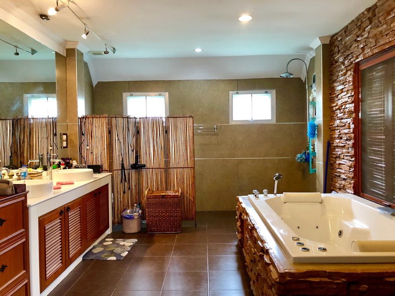 House for sale East Pattaya showing the master bathroom 