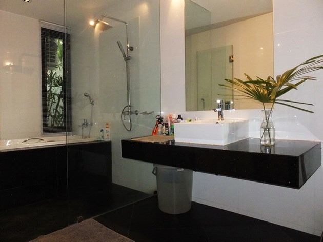 House for sale East Pattaya showing the master bathroom 