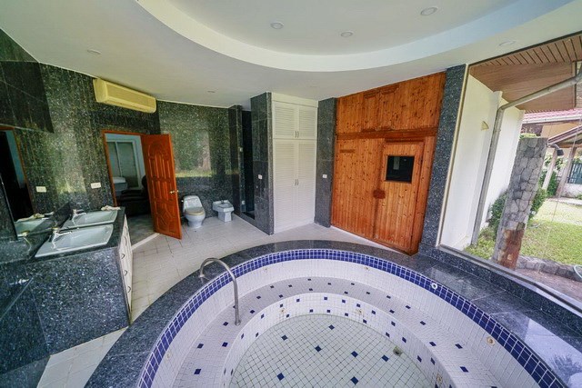 House for rent East Pattaya showing the master bathroom with Jacuzzi House for rent East Pattaya showing the master bathroom with Jacuzzi