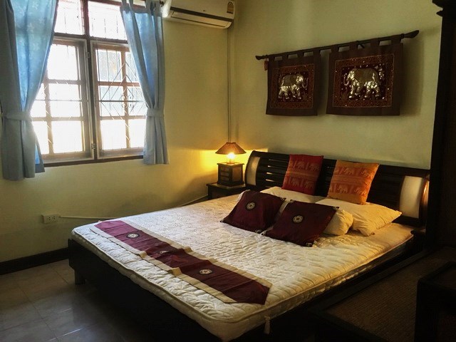 House For Sale East Pattaya showing the master bedroom House For Sale East Pattaya showing the master bedroom
