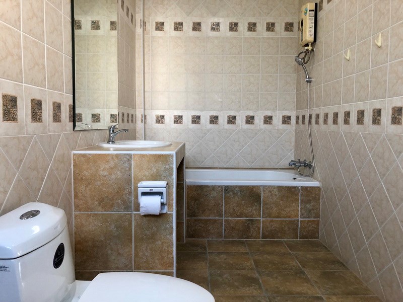House for sale East Pattaya showing the master bathroom House for sale East Pattaya showing the master bathroom