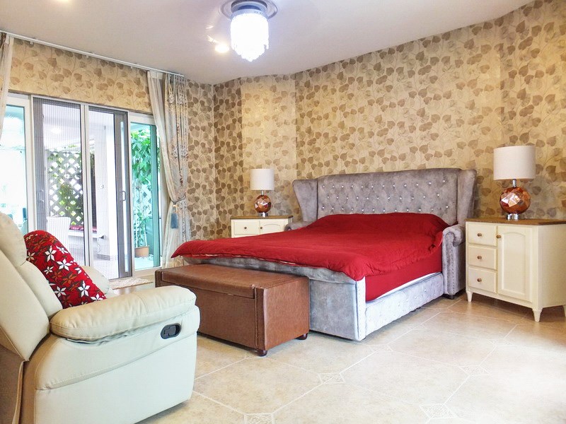 House for Sale East Pattaya showing the master bedroom 