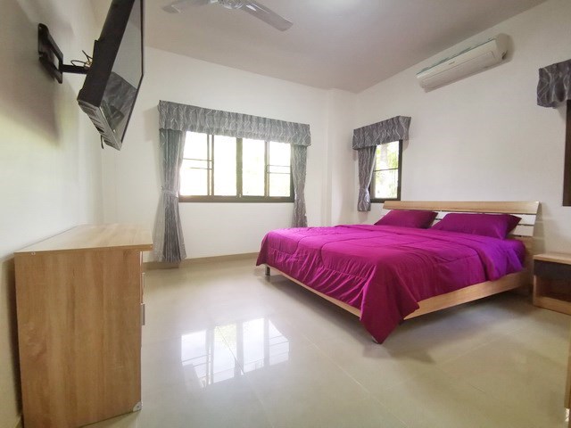 House for sale East Pattaya showing the master bedroom with furniture 