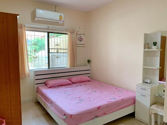 House for Sale East Pattaya showing the master bedroom House for Sale East Pattaya showing the master bedroom