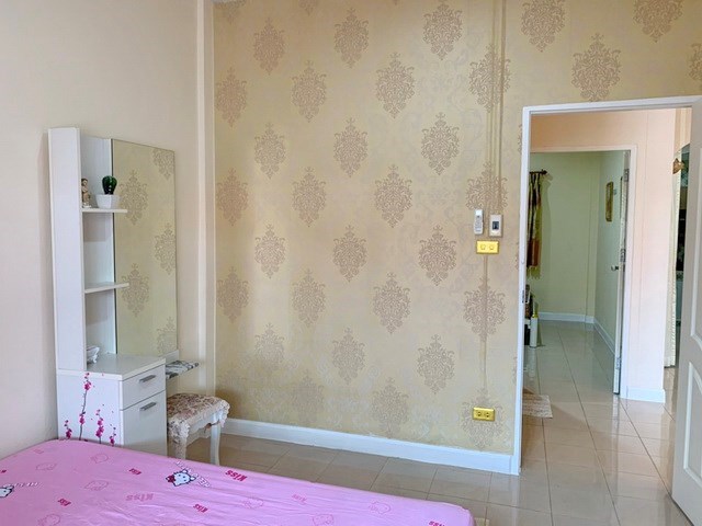 House for Sale East Pattaya showing the master bedroom with furniture House for Sale East Pattaya showing the master bedroom with furniture