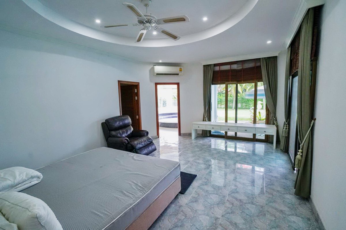 House for rent East Pattaya showing the master bedroom suite House for rent East Pattaya showing the master bedroom suite