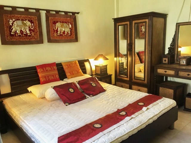 House For Sale East Pattaya showing the master bedroom suite House For Sale East Pattaya showing the master bedroom suite