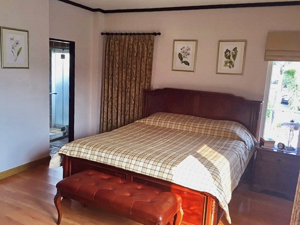 House for sale East Pattaya showing the master bedroom suite House for sale East Pattaya showing the master bedroom suite