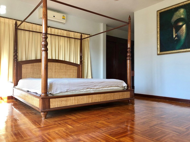 House for sale East Pattaya showing the master bedroom suite House for sale East Pattaya showing the master bedroom suite
