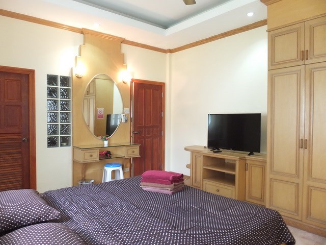 House for sale East Pattaya showing the master bedroom suite 