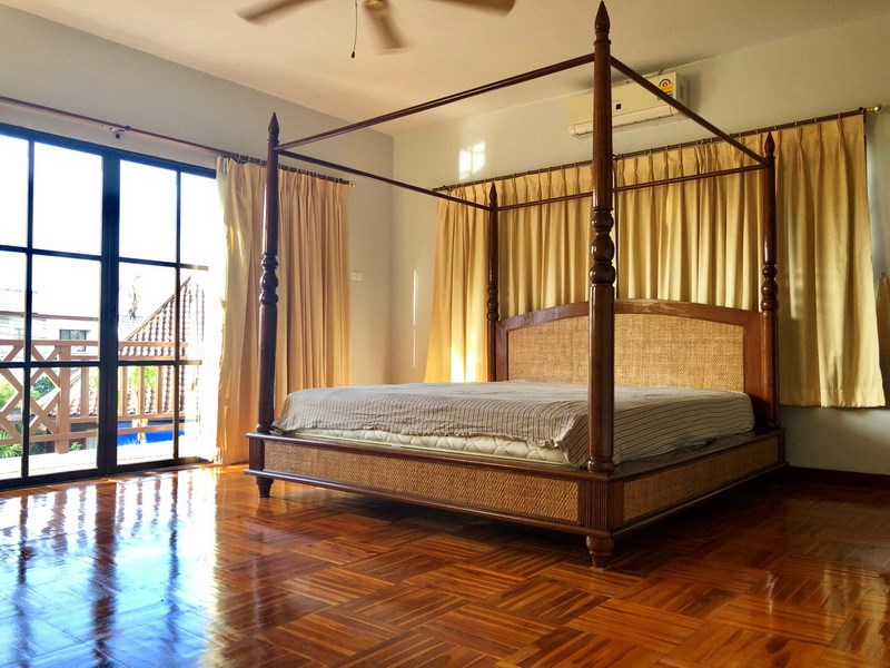 House for sale East Pattaya showing the master bedroom House for sale East Pattaya showing the master bedroom