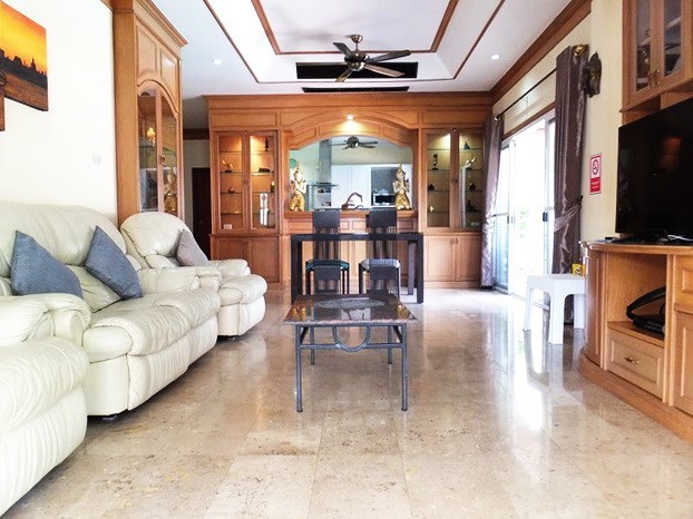 House for sale East Pattaya showing the open plan living area 