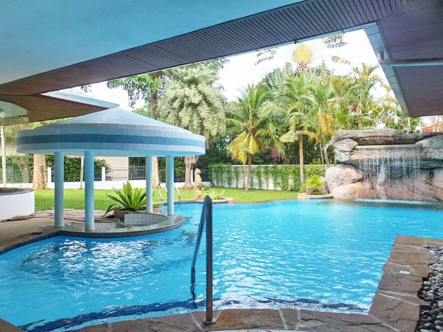 House for rent East Pattaya showing the pool bar area House for rent East Pattaya showing the pool bar area