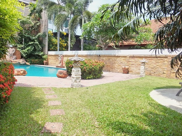 House for sale East Pattaya showing the garden and pool