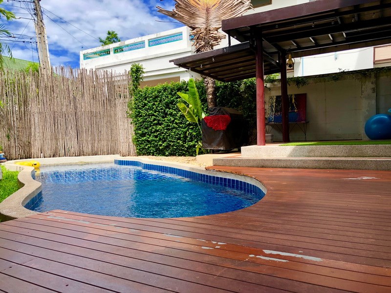 House for sale East Pattaya showing the pool and sala