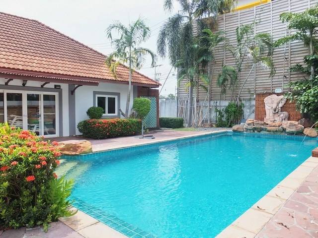 House for sale East Pattaya showing the private pool 